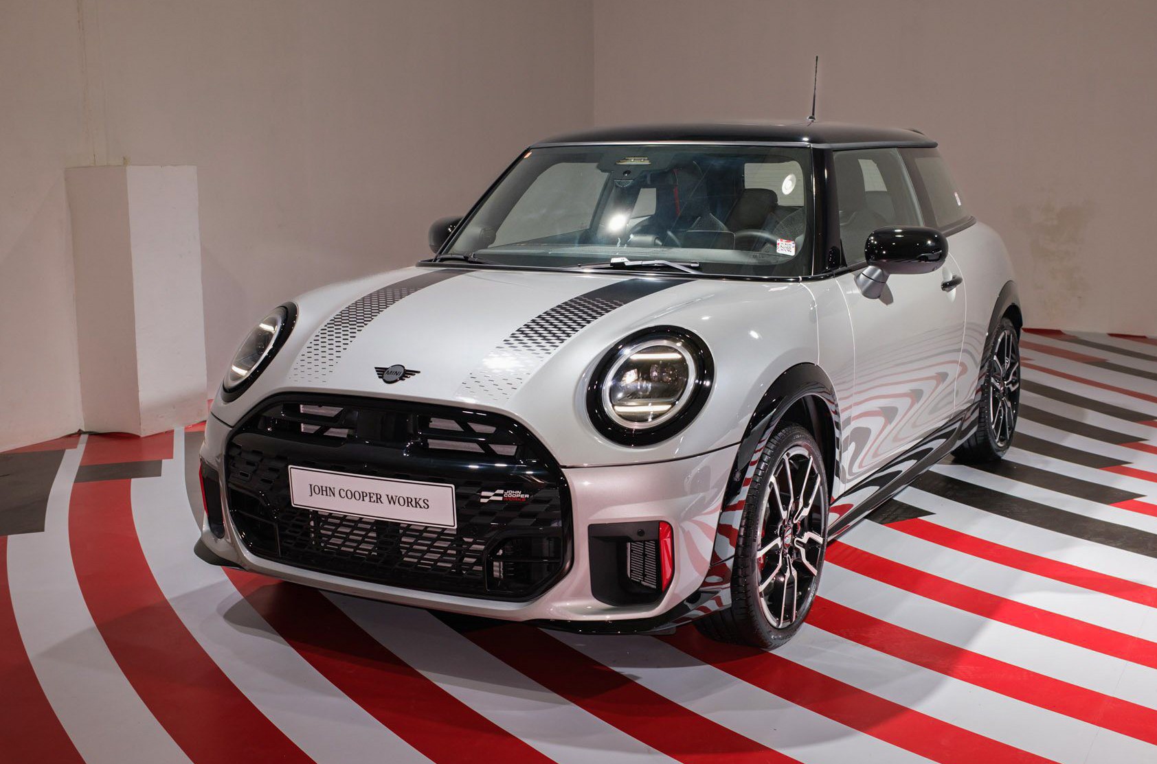 MINI Cooper phiên bản đặc biệt JCW công bố giá bán hơn 2,5 tỷ đồng tại Việt Nam - 2