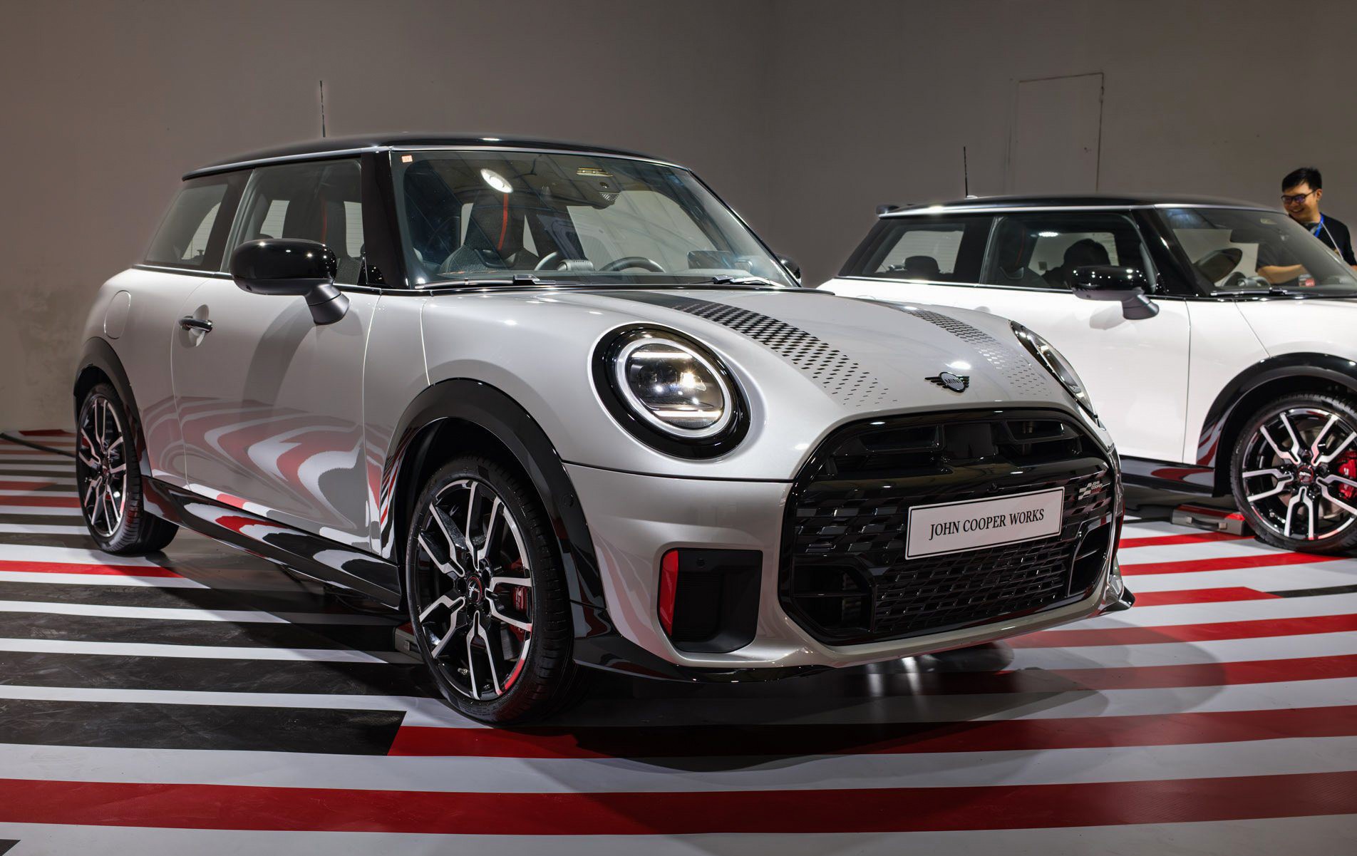 MINI Cooper phiên bản đặc biệt JCW công bố giá bán hơn 2,5 tỷ đồng tại Việt Nam - 1
