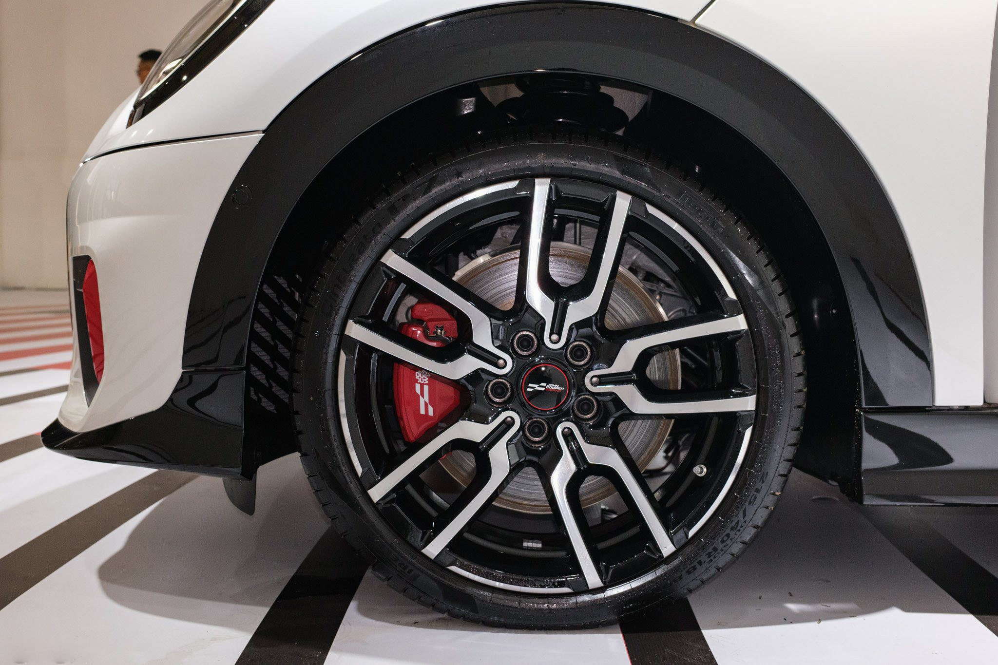 MINI Cooper phiên bản đặc biệt JCW công bố giá bán hơn 2,5 tỷ đồng tại Việt Nam - 6