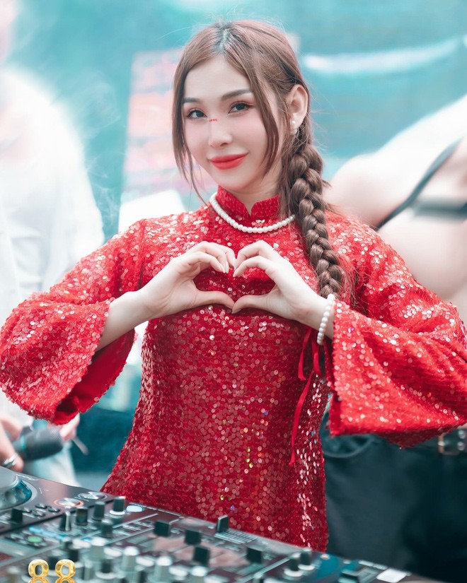 DJ xinh đẹp mang áo dài Việt Nam khắp thế giới - 1