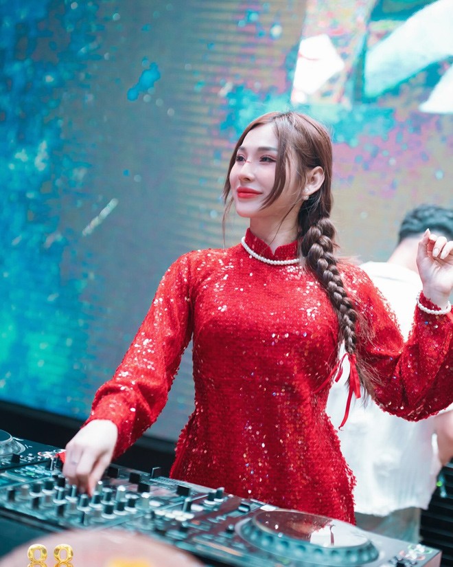 DJ xinh đẹp mang áo dài Việt Nam khắp thế giới - 2