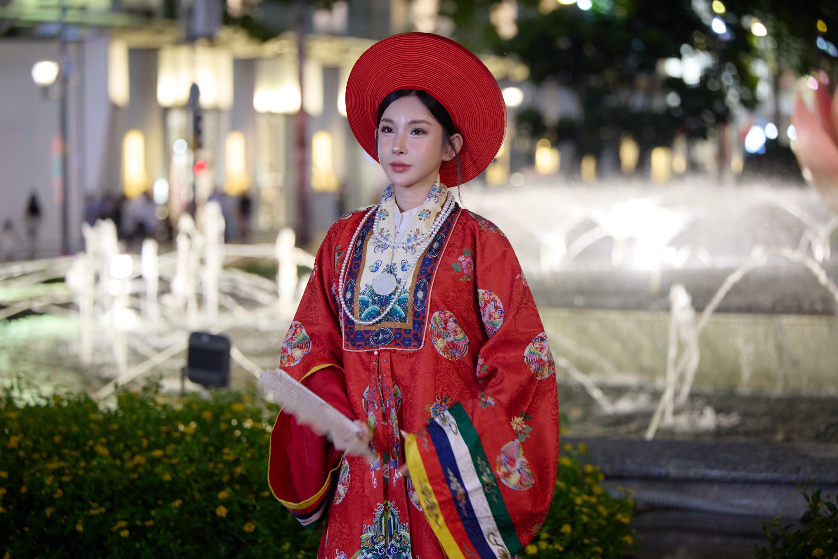 DJ xinh đẹp mang áo dài Việt Nam khắp thế giới - 7