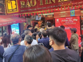 Phố vàng Hà Nội ngày 20/8: Người dân kéo đến mua bán đông như hội, cửa hàng “đuổi bớt” khách