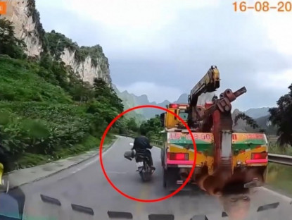 Giao thông - Clip: Cầm lồng chim chạy xe máy đổ đèo bằng một tay, thanh niên lao vào xe cẩu