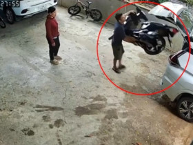 Clip: Người đàn ông nhấc bổng xe máy bỏ vào cốp ô tô khiến ai cũng ngơ ngác