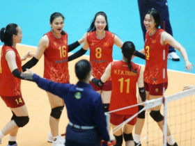 Tuyển bóng chuyền nữ Việt Nam ra ngõ gặp 