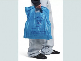 Sốc với túi nylon nhàu nhĩ giá 'cắt cổ' 27,5 triệu đồng Balenciaga mới ra mắt