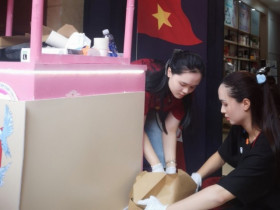 Bà xã cầu thủ Duy Mạnh và Văn Quyết tặng kem cho người dân xem diễu binh