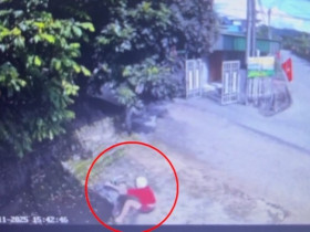 Clip: Nam sinh mất lái xe điện, lao thẳng vào tường như tên bắn
