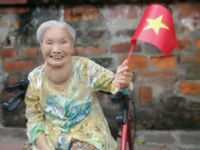 Cụ bà 90 tuổi một mình đi xe đẩy đến xem tổng duyệt diễu binh