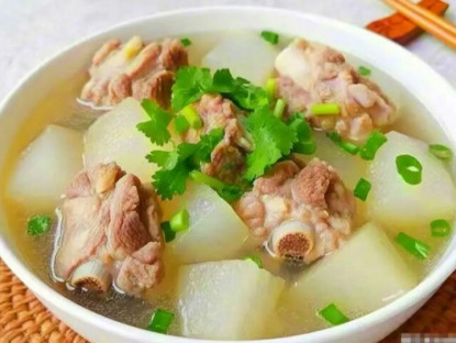 Gia đình - Tại sao sườn có mùi tanh và dai sau khi chần? Hóa ra nhiều người đã sử dụng sai nước, bếp trưởng nói: Cho thêm bột này sườn cực thơm