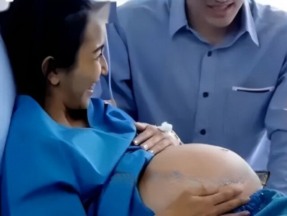 Gia đình - Chồng đưa vợ câm điếc vào phòng sinh, một mảnh giấy rơi ra từ sản phụ khi đứa bé chào đời khiến bác sĩ bật khóc