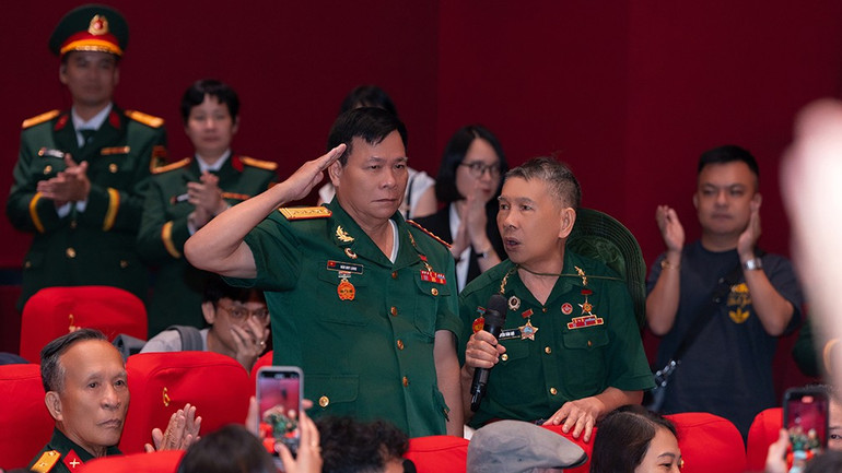 Xem phim “Mưa đỏ” nước mắt không thể ngừng rơi - 1