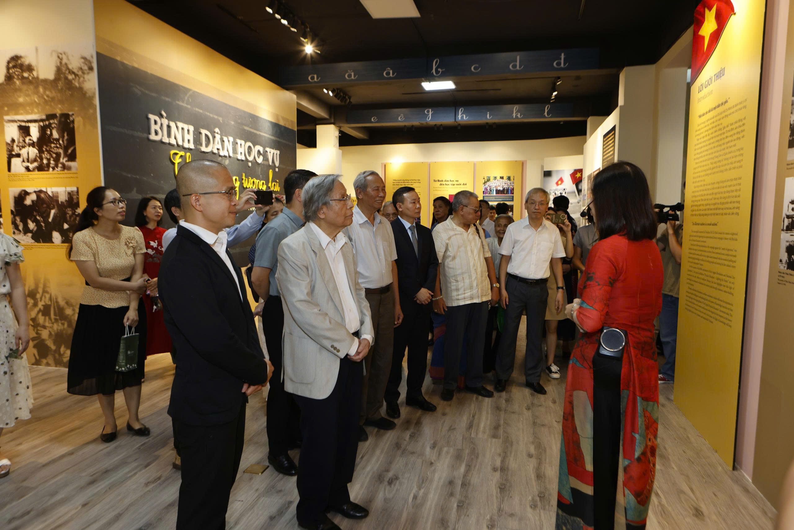Giới thiệu nhiều tài liệu quý tại trưng bày “Bình dân học vụ – thắp sáng tương lai” - 9