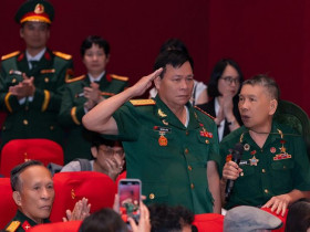 Xem phim “Mưa đỏ” nước mắt không thể ngừng rơi