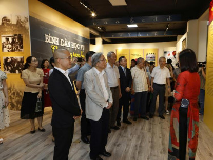 Tin Tức - Giới thiệu nhiều tài liệu quý tại trưng bày “Bình dân học vụ – thắp sáng tương lai”
