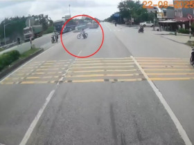 Clip: Container phanh cháy đường tránh cụ ông dắt xe đạp như chỗ không người