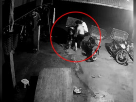Clip: Người phụ nữ ném lọ cồn suýt đốt cháy xe máy và cái kết hú vía