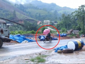 Clip: Thót tim vừa cầm ô vừa đi xe máy, thanh niên lao thẳng vào ô tô phía trước