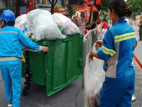 Nữ công nhân môi trường dọn rác tới 3h sáng