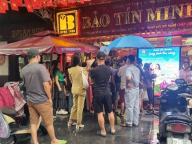 Giá vàng ngày 25/8: Tăng “đỉnh nóc kịch trần”, người dân đội mưa xếp hàng mua bán