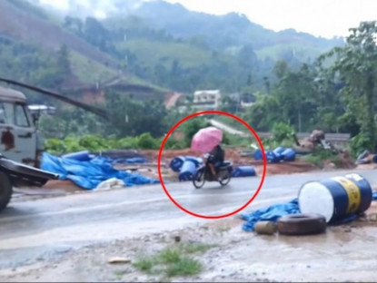 Giao thông - Clip: Thót tim vừa cầm ô vừa đi xe máy, thanh niên lao thẳng vào ô tô phía trước