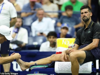 Thể thao - Djokovic lộ vết thương đáng sợ, Medvedev đập nát vợt rồi khóc ở US Open