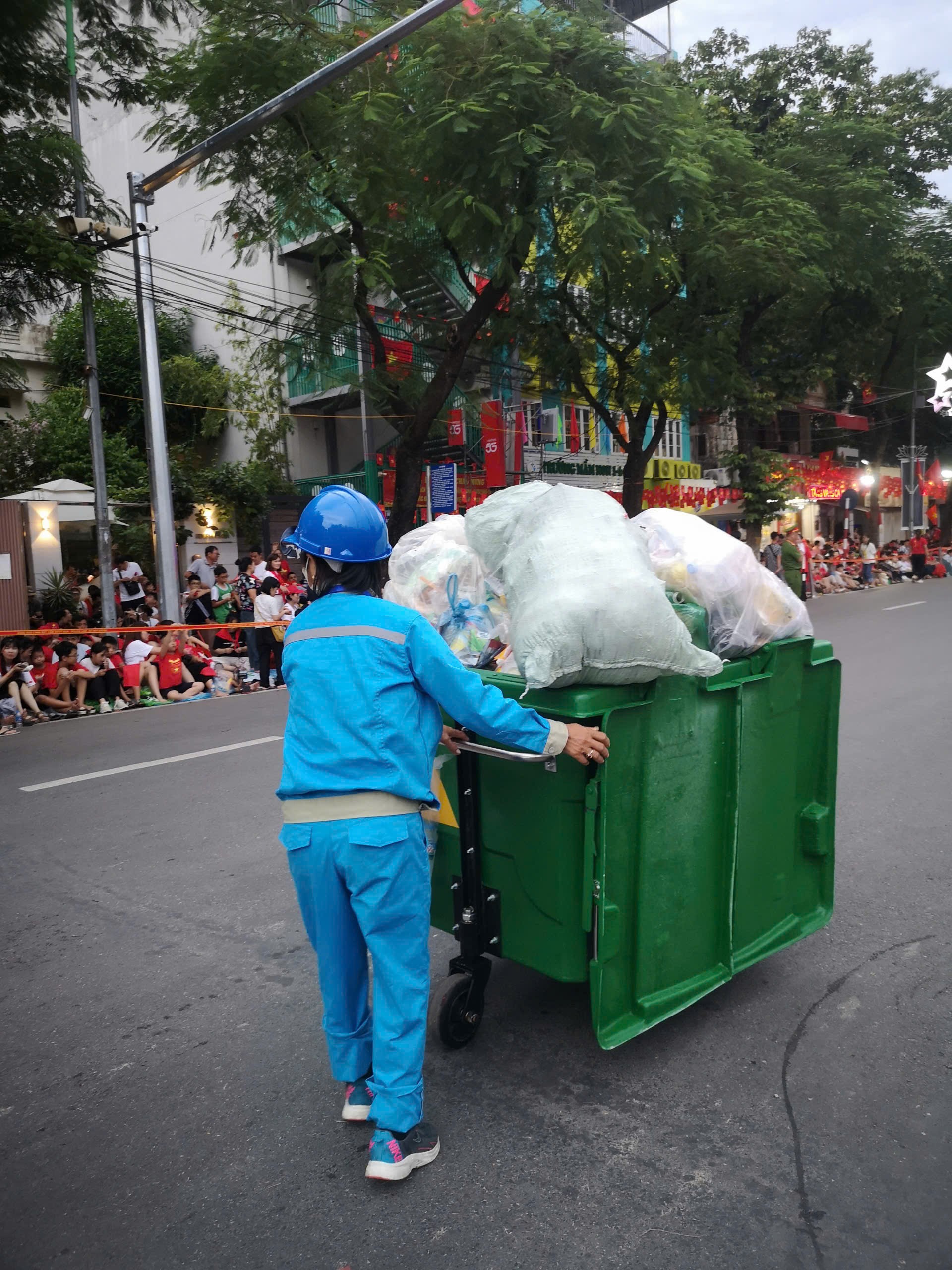 Hết giờ diễu binh, công nhân môi trường gom rác đến hơn 3h sáng - 5