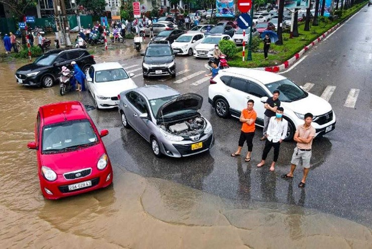 Cảnh báo nguy hiểm khi lái xe qua vùng nước ngập - 3