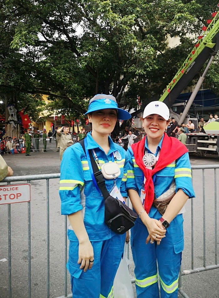 Hết giờ diễu binh, công nhân môi trường gom rác đến hơn 3h sáng - 2