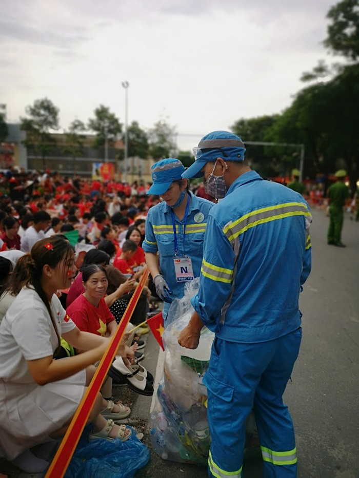 Hết giờ diễu binh, công nhân môi trường gom rác đến hơn 3h sáng - 1