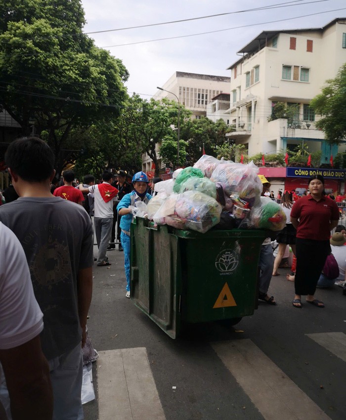 Hết giờ diễu binh, công nhân môi trường gom rác đến hơn 3h sáng - 4