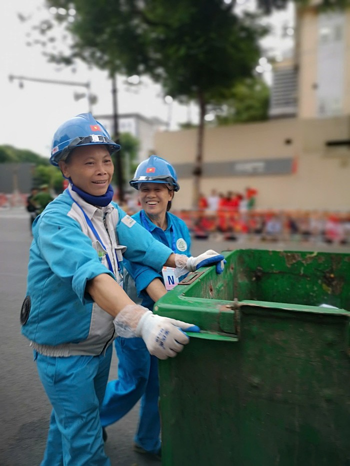 Hết giờ diễu binh, công nhân môi trường gom rác đến hơn 3h sáng - 7