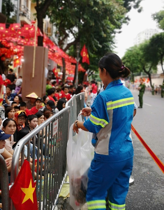 Hết giờ diễu binh, công nhân môi trường gom rác đến hơn 3h sáng - 6