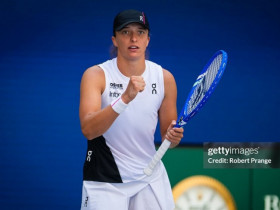 Nóng rực tennis US Open: Swiatek thắng áp đảo, Cilic sớm dừng bước