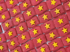 Cách làm cookie cờ đỏ sao vàng, món quà tặng ý nghĩa dịp Quốc khánh 2/9