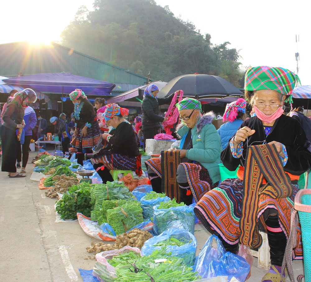 Tưng bừng chợ phiên San Thàng trong ngày Tết Độc lập - 1