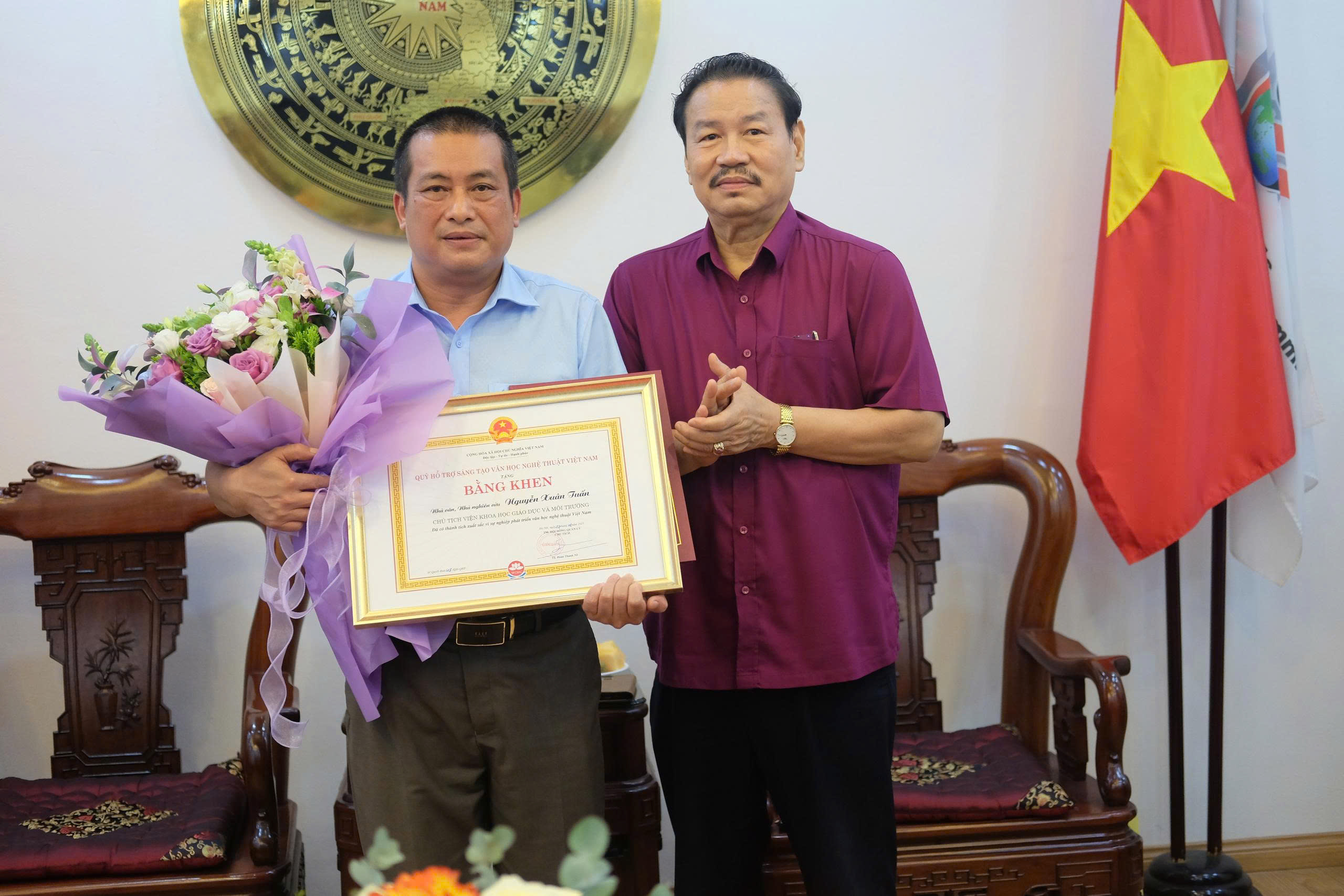 Nhà văn, nhà nghiên cứu Nguyễn Xuân Tuấn vinh dự nhận Bằng khen của Quỹ Hỗ trợ sáng tạo Văn học nghệ thuật Việt Nam - 2