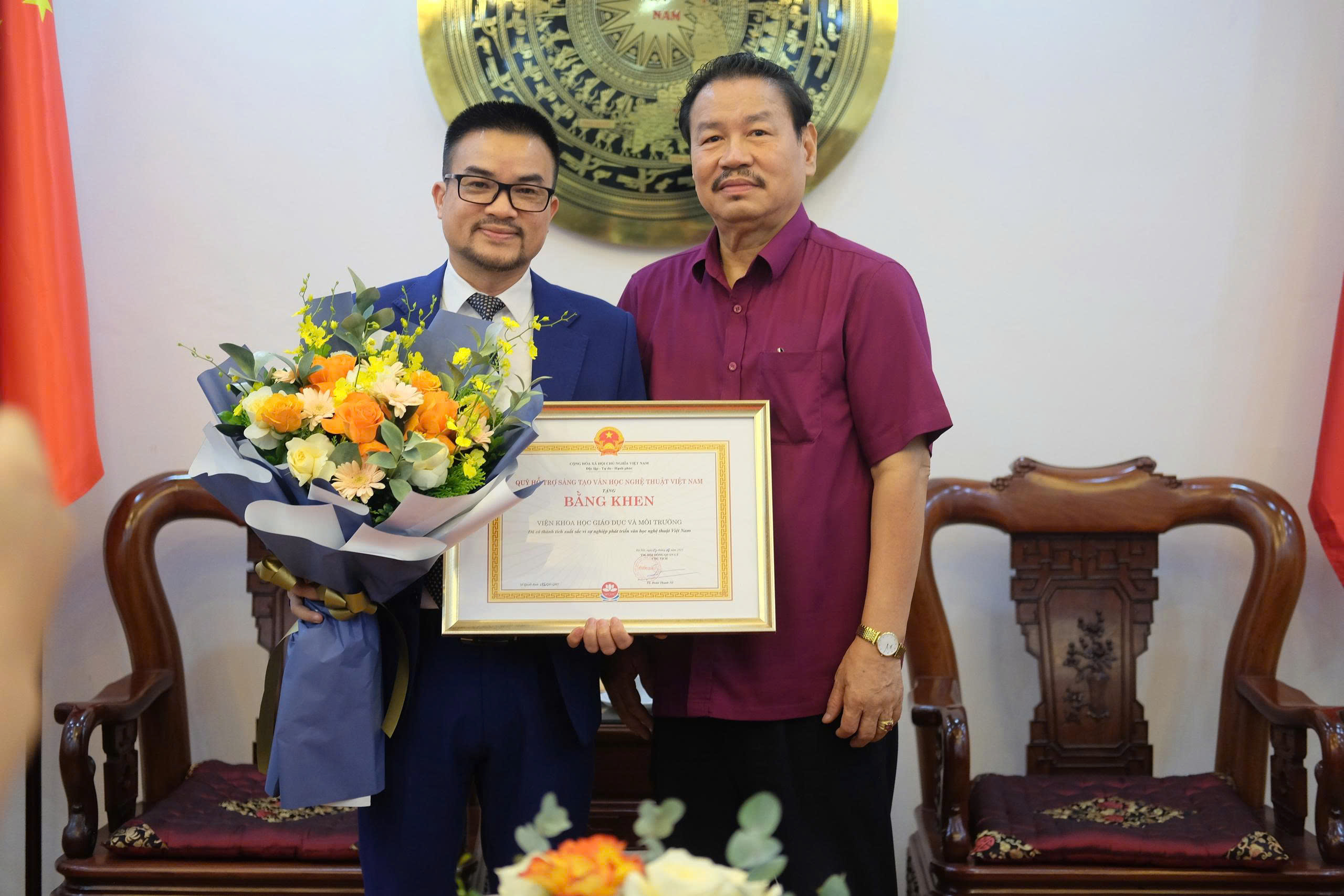 Nhà văn, nhà nghiên cứu Nguyễn Xuân Tuấn vinh dự nhận Bằng khen của Quỹ Hỗ trợ sáng tạo Văn học nghệ thuật Việt Nam - 3