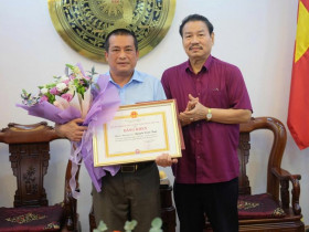 Nhà văn, nhà nghiên cứu Nguyễn Xuân Tuấn vinh dự nhận Bằng khen của Quỹ Hỗ trợ sáng tạo Văn học nghệ thuật Việt Nam