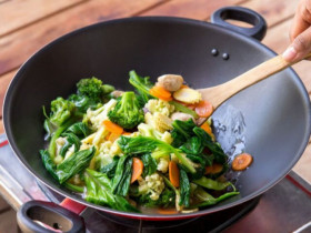 Xào rau đừng dại cho ngay vào chảo, bếp trưởng nói: Phải thêm 2 bước nữa, rau luôn xanh bóng, giòn ngon