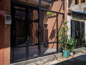 Ngôi nhà “ong mật” rộng chưa đầy 25m2 giữa TP.HCM: Chi chít lỗ, ngập ánh sáng