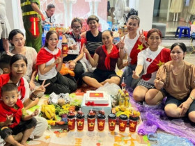 Bạn cũ rủ nhau xuống Hà Nội phá cỗ xuyên đêm chờ xem diễu binh
