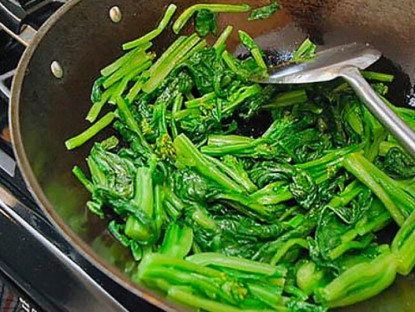 Gia đình - Xào rau đừng dại cho ngay vào chảo, bếp trưởng nói: Phải thêm 2 bước nữa, rau luôn xanh bóng, giòn ngon