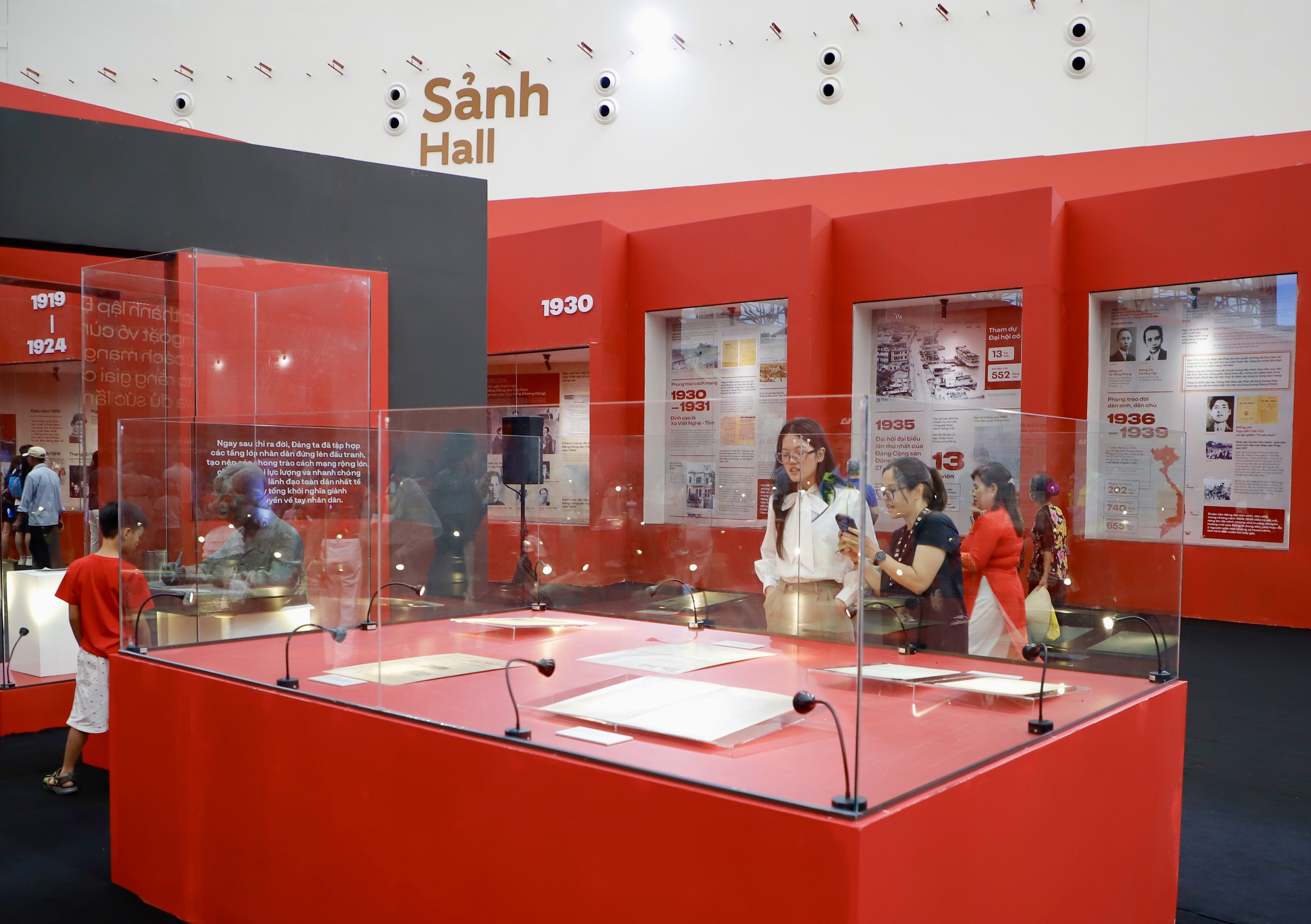Triển lãm 95 năm Cờ Đảng soi đường: Tái hiện những mốc son chói lọi của Đảng qua 95 năm lãnh đạo Cách mạng Việt Nam bằng công nghệ hiện đại - 14