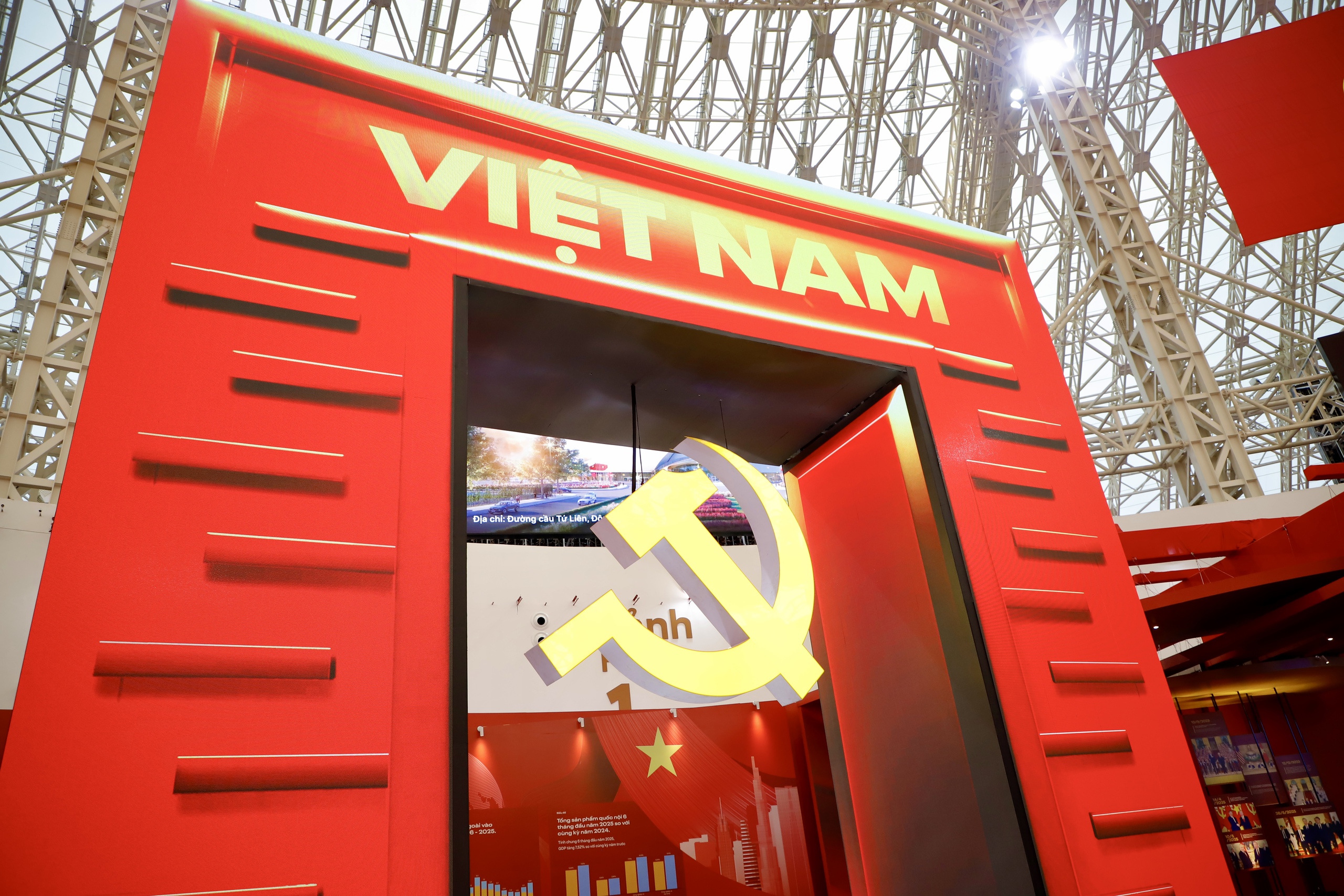 Triển lãm 95 năm Cờ Đảng soi đường: Tái hiện những mốc son chói lọi của Đảng qua 95 năm lãnh đạo Cách mạng Việt Nam bằng công nghệ hiện đại - 17