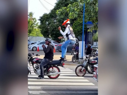 Giao thông - Clip: Pha nhắc nhở “cực thốn” dành cho người dừng xe máy trên vạch đi bộ