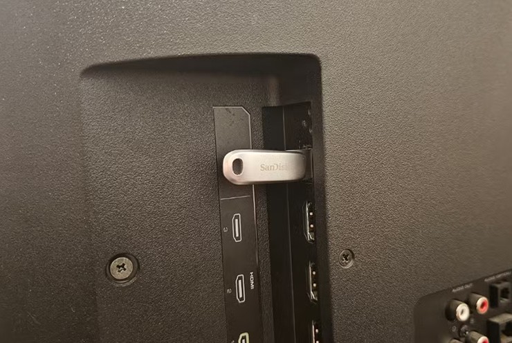 Những rủi ro tiềm ẩn khi sử dụng cổng USB trên Smart TV - 3