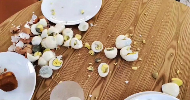 Sốc với cảnh tượng thực khách Trung Quốc đập nát 20 quả trứng luộc tại buffet vì bị cấm mang về - 2
