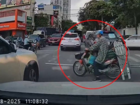 Clip: Người đàn ông chở ống sắt va quệt vào ô tô khiến nhiều người “hết hồn”